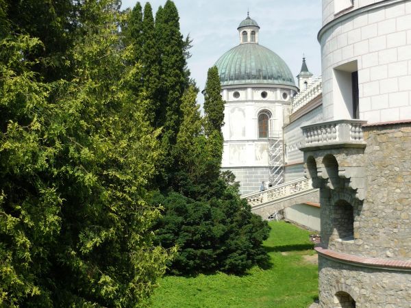 Jedna z najpiękniejszych rezydencji pałacowych w Polsce. Położona 10 km na południe od Przemyśla.  Zamek - pałac powstał w XVI wieku.  Przez kolejne lata rozbud