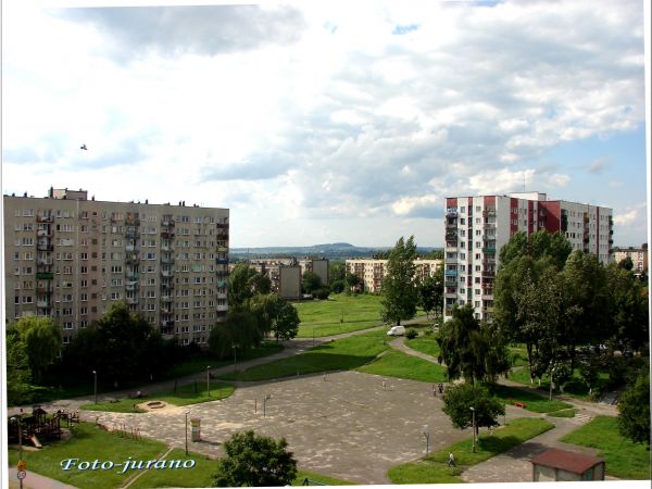 W dali na linii horyzontu góra Dorotka w Będziniu. Widok z  balkonu 7-ego piętra w Sosnowcu-Zagórzu.