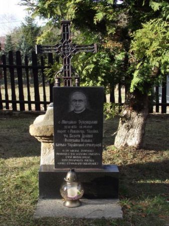 współczesny, dostojny pomnik nagrobny służącego dla miejscowej parafii wiernym obrządku grecko-katolickiego - tu przy cerkwi, dziś kościele łacińskim.