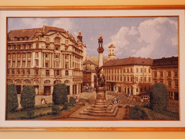 wyszywany obraz przedstawiający Lwów - pomnik Adama Mickiewicza, kiedyś przy ulicy Karola Ludwika i Placu Mariackim, tam stoi od 1905r. Dzieło Antoniego Popiela