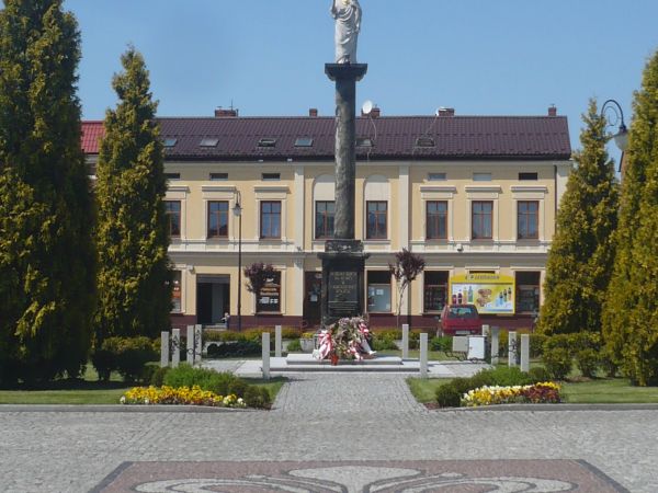 Rynek i kolumna z Chrystusem Królem.