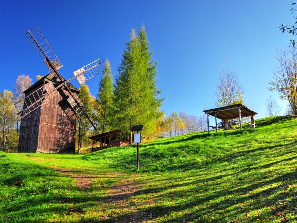 Muzeum Kultury Ludowej Pogórza Sudeckiego jest położone na malowniczym zboczu w wiejskiej dzielnicy Kudowy Zdroju – Pstrążnej.