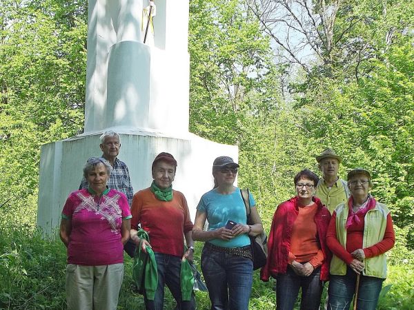 przed kaplicą św. Jana - zabytkowa - pewnie jeszcze z XIXw., odnowiona, świadek dziejów mieszkańców wsi świadczący o ich wierze i pobożności. Kapliczka jest w l