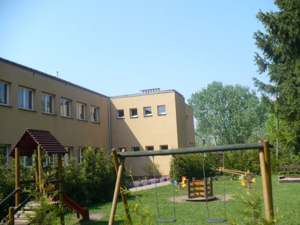 Plac zabaw dla przedszkolaków żyjących w przyjacielskiej symbiozie z uczniami Szkoły Podstawowej w Brzostkowie w ujęciu wiosennym i świątecznym . 3 Maja ANNO DO