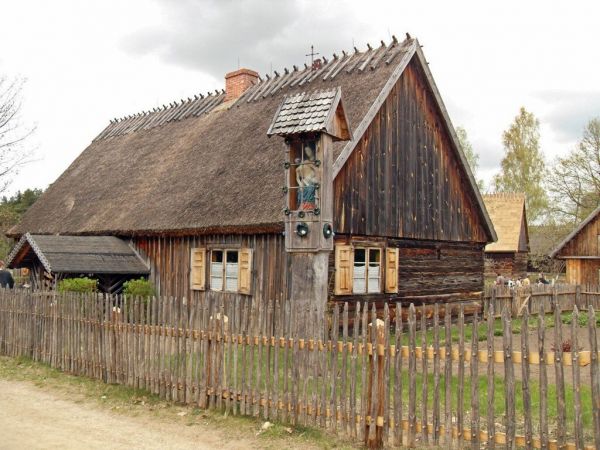 dworek z Trzebunia zrębowy, z l. 20-tych XIX w.; wewnątrz, wśród wyposażenia, liczne meble i sprzęty z XIX w. przeniesione wraz z budynkiem