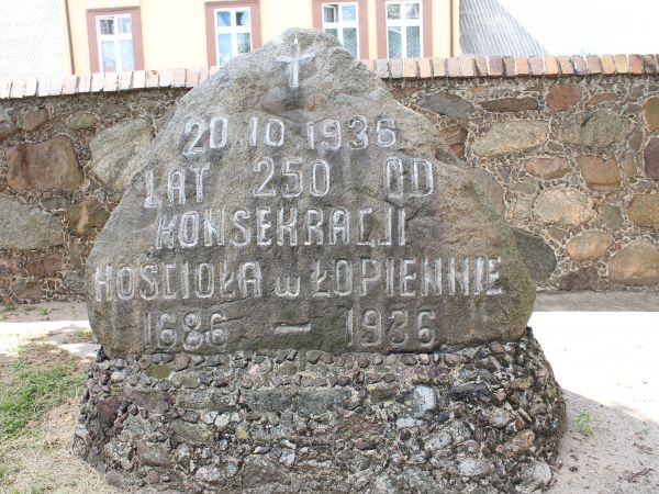 Łopienno, pamiątkowy kamień przy kościele.