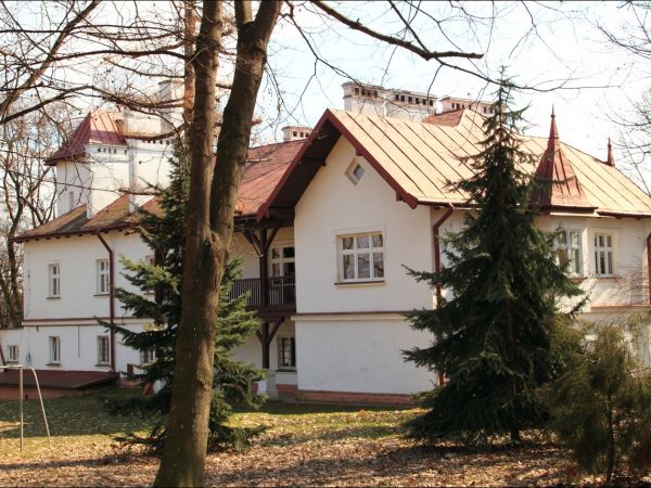 Dwór z XIX w. Gruntownie przebudowany w 1910 roku. Obecnie szkoła podstawowa .  Park krajobrazowy z aleją dojazdową z XIX w.