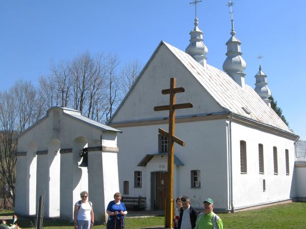 Przed cerkwią dzwonnica, obok cmentarz cerkiewny z częściowo zachowanymi kamiennymi nagrobkami. Użytkowany współcześnie. Większość z ok. 550 tys. wyznawców praw