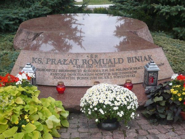 Na  placu  przykościelnym  grób budowniczego  Sanktuarium.