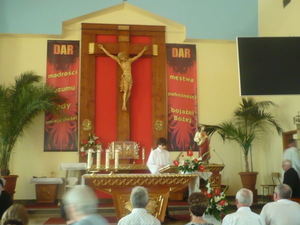 Ołtarz główny w parafii p.w św.ducha zdjęcie zrobiono w dniu odpustu 08.06.2014r