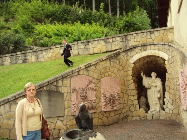 W okolicy tryska kilka źródełek. Najbardziej znane - źródło św. Eliasza -  dla upamiętnienia mieszkającego tam kiedyś wspomnianego proroka, nazywane jest Źródłe