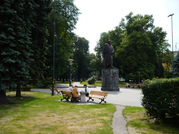 Pomnik Mickiewicza. Przed wojną były tu zalążki centrum handlowego, w którym wybuchł tragiczny w skutkach pożar. Zdaje się dziewiętnaścioro dzieci niemieckich p