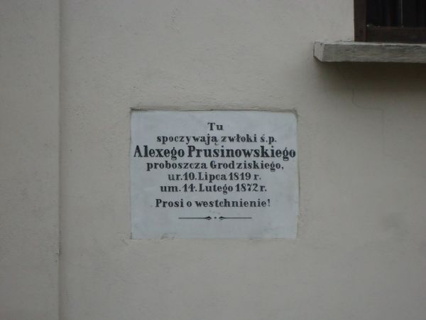 Kościół farny pw. św. Jadwigi Śląskiej - tablica epitafialna ks. Alexego Prusinowskiego, spoczywajcego w podziemiach kościoła.