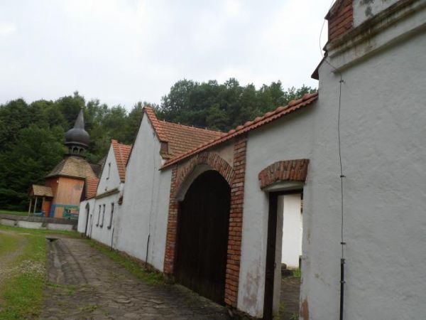 zabudowa osadnictwa józefińskiego, dalej kościół ewangelicki.