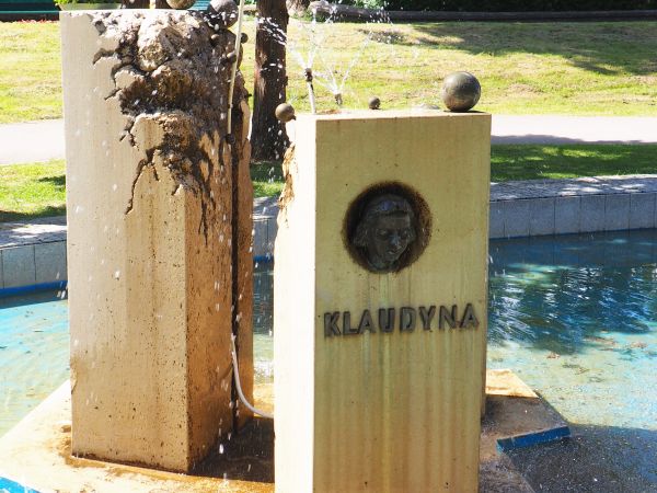 pomnik źródeł : "Klaudyna", "Tytus" i "Celestyna" - odkryte w 1876r. i od tego czasu datuje się początek działalności uzdrowiska, twórca tego dzieła - sądzę, iż