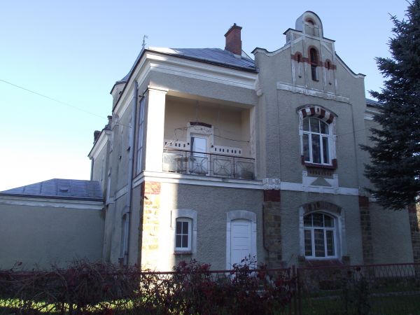 "Wikarówka" - tam naukę religii ks. Materniak prowadził - roczników / wprost / pokoleń wiele - niezapomniany, z serdecznością wspominany, tam też mieszkał. 5 X