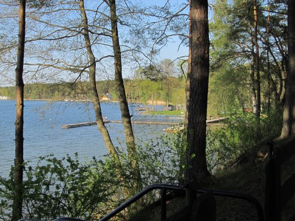 Na brzegu jeziora Wdzydze przy OW Czarnowodzianka