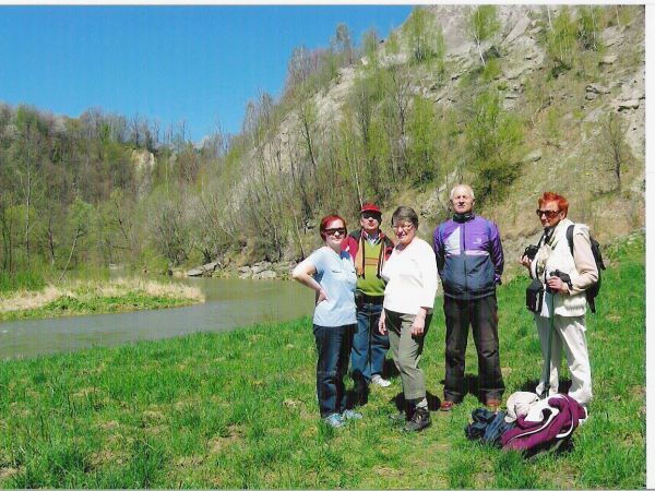 Idąc brzegiem jaru Wisłoka podziwiamy piękno rzeki płynącej wśród wysokich, stromych brzegów najeżonych skalnymi głazami, dochodzimy do polany nad zakolem rzeki