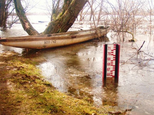 Kępa Polska. Wodowskaz w okresie powodzi.