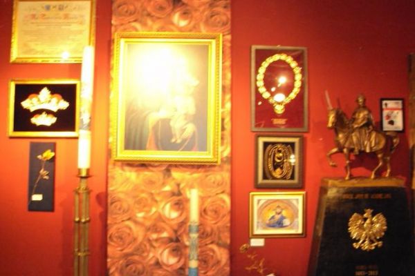 zdjęcie o niskich parametrach technicznych - no ale ukazuje obfitość cennych ekspozycji w galeriach muzeum sanktuaryjnego, toteż...