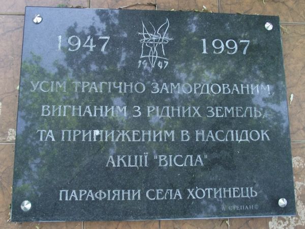 tablica pod krzyżem - w intencji, przypomina o zdarzeniu, jest pamiątką dziejów.