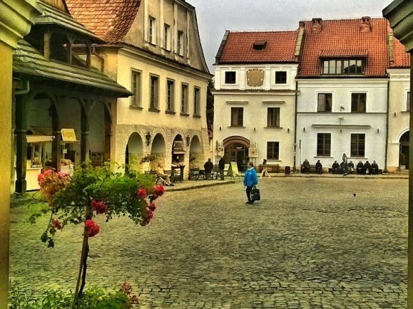 Podcienie na rynku Kazimierza Dolnego.