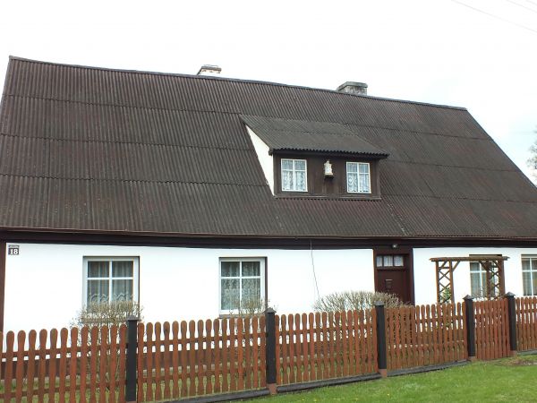 Budynek umieszczoną na elewacji figurką Matki Boskiej