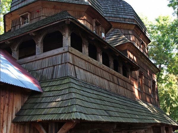 Cerkiew Narodzenia Przenajświętszej Bogurodzicy w Chotyńcu . Zbudowana w 1615 roku.