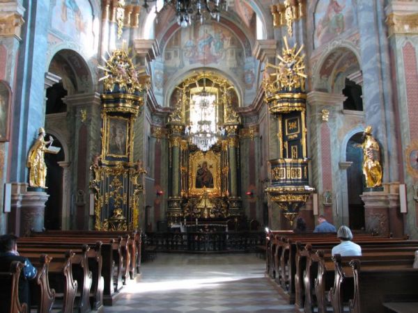 Kościół Rozesłania Świętych Apostołów, projektu Pawła Fontany. Wzniesiony w l. 1753-63 z fundacji Andrzeja i Marianny Wolskich  oraz hetmana wielkiego koronnego