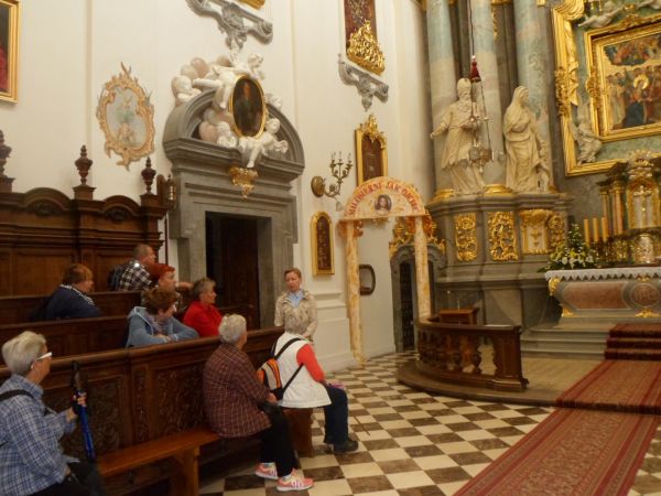 przy ołtarzu głównym - tu ponadto piękne obramowanie wejścia do zakrystii, dalej furta przez którą przechodzimy za ołtarzem - tam też w ramie ukazywane fragment