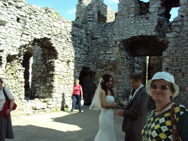 Sceneria zamkowa stanowi tło - klimat sesji zdjęciowej nowożeńców. Rewitalizacja zabytków na świecie i w Polsce jest faktem. Podobnie i z tym zamkiem. Przetarty