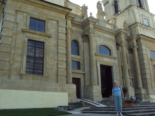 Kościół pw. św. Józefa  -  pokolegiacki, fundacji kanclerza wielkiego koronnego Jerzego Ossolińskiego, manierystyczny, o nawie na planie elipsy z obejściem, zwi