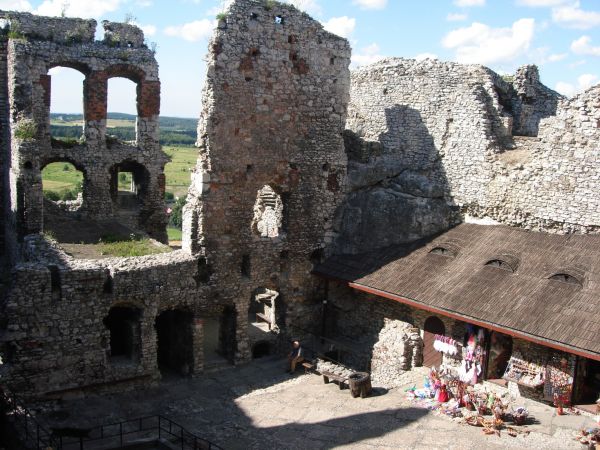 ZAMEK  OGRODZIENIEC  znajduje się w osadzie  Podzamcze , około 2 km na wschód od miejscowosci  Ogrodzieniec.