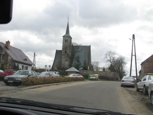 Widok na kościół parafialny w Kurowie Wielkim pw. św. Jana Chrzciciela (XIV w.)