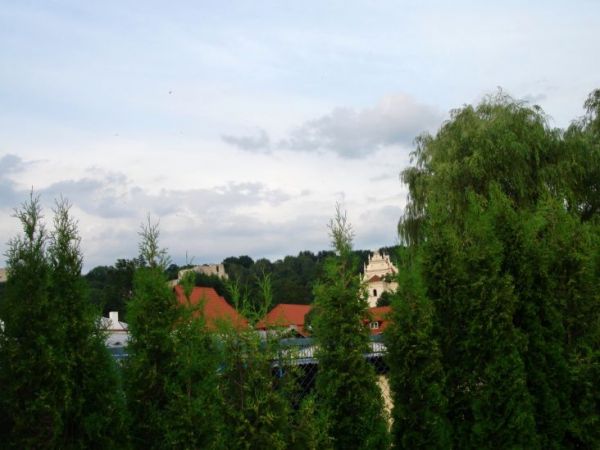 Widok na baszte, ruiny zamku i Kosciol Farny.