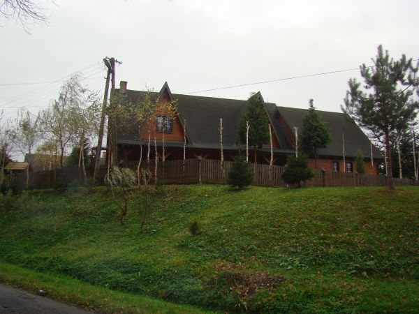 zwraca uwagę bryła i otoczenie domostwa - to może się podobać!