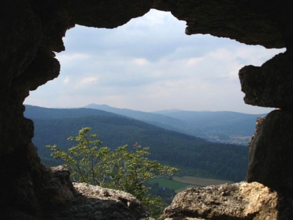 Zamek Chojnik (Jelenia Góra-Sobieszów) – zbudowany w 1364. W 1392 r. zamek otrzymuje od księżnej Agnieszki  (z piastowskiej linii świdnicko-jaworskiej) ry