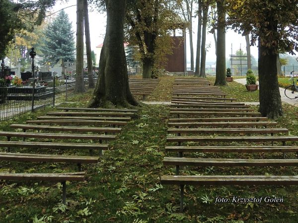 Kraczewice Prywatne, drewniany kościół konstrukcji szkieletowej pw. Najświętszego Serca Pana Jezusa, wybudowany 1919-20, ławki przed ołtarzem letnim. W tle dzwo