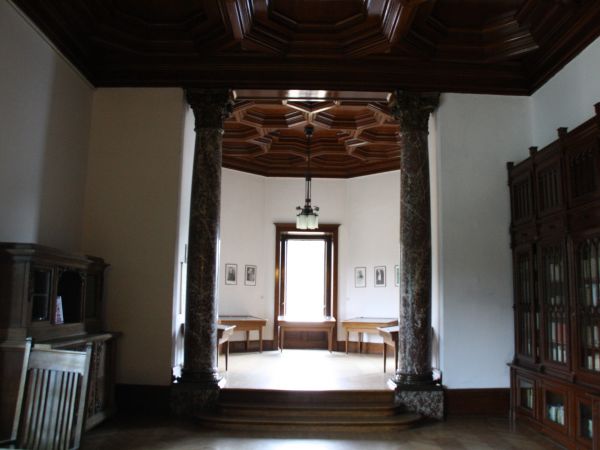 zamkowe wnętrza - tu zrekonstruowana biblioteka.