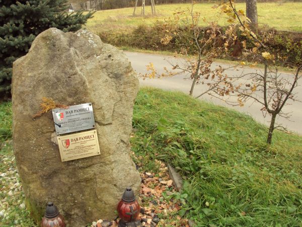 są dęby posadzone ku pamięci, na głazie tablice upamiętniające - o tych  co zginęli - w programie : "Katyń, ocalić od zapomnienia...".