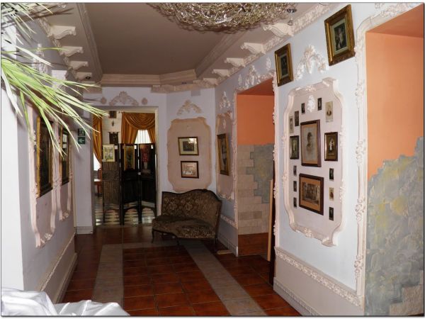 Dwór szlachecki i park wokół niego z XVII wieku w Boratynie k. Jarosławia. Obecnie mieści się tam piękna restauracja i winiarnia oraz hotel.