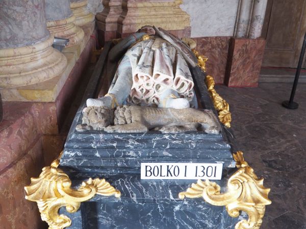 w Mauzoleum Piastów świdnicko-jaworskich - sarkofag książęcy Bolka I Surowego, w pobliżu drzwi wiodących na cmentarz górny, strona północna.