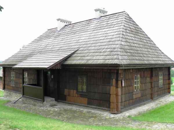 Unikatowy w skali światowej zespół kościelno-plebański .  Drewniany kościół parafialny pw. Wszystkich Świętych powstał w XV lub XVI  wieku . Umieszczony na liśc