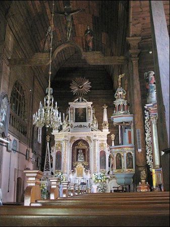 Kościół parafialny (3).  W ołtarzu głównym kościoła znajduje się szczególnie czczony przez parafian obraz Matki Bożej Szkaplerznej.