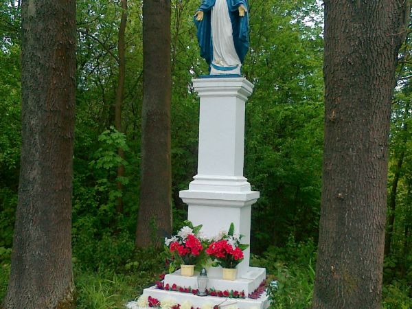 Figura Matki Bożej przy drodze Kawęczyn -Brzostków. 1 Maja Anno Domini 2015.