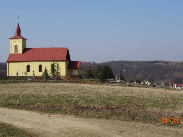 cerkiew - kiedyś - pw. śś. Piotra i Pawła, wzniesiona w 1826r., obecnie kościół fil. rzym.-kat., cmentarz wyznawców obu obrządków na zboczach wzgórza.