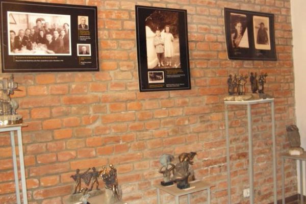 Dom Żydowski - Muzeum jest od niedawna urządzane i ekspozycji może niewiele ale i wielka determinacja pani Malki w realizacji zamierzenia, tu - w tym mieście pr