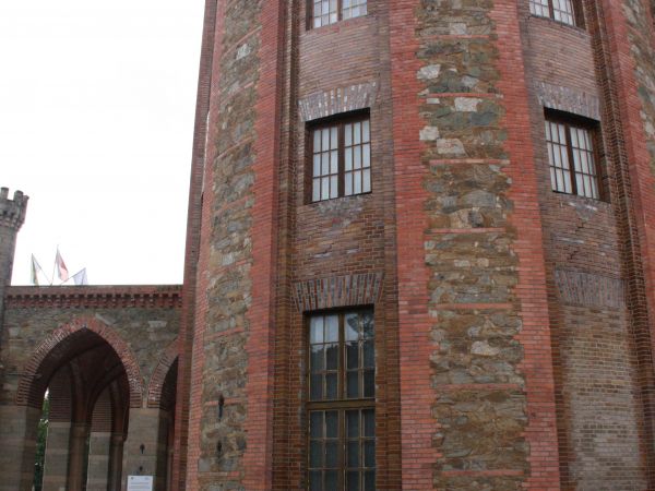 architektura pałacowa - tu wgląd pozwala zwrócić uwagę na kunszt wykonania zdobień i pozorowanej fortyfikacji - krenelaż na wieżyczce.