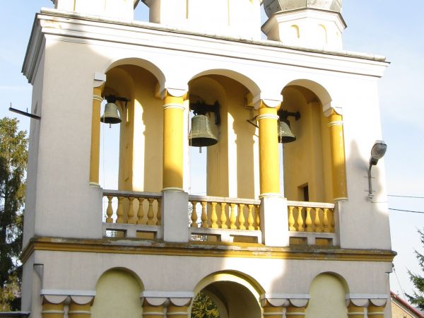 przed dzwonnicą: rzeźba św. Andrzeja - wzm. w 1872r. /ze zburzonej bramki cmentarnej/. W 1981 roku dzwonnicę pokryto blachą.