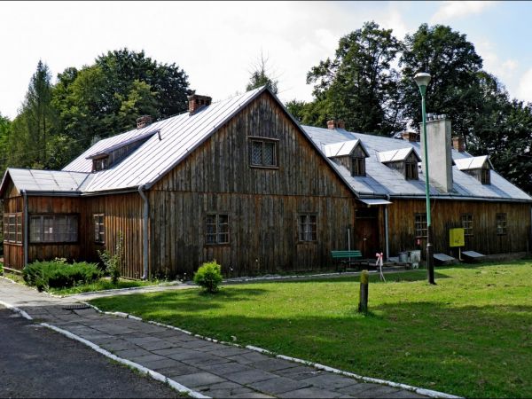 Dwór Szlachecki z końca XIX wieku otoczony parkiem krajobrazowym i stawem. Do 1945 roku należał do rodziny hrabiów Łastowieckich. Dworek myśliwski.